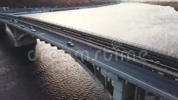 乌克兰基辅地铁桥的鸟瞰图交通繁忙加速视频的预览图