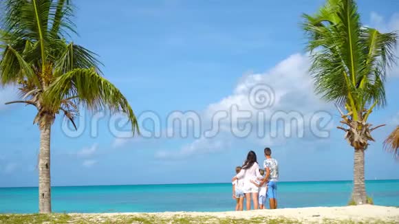 有两个孩子的父母在安提瓜岛享受加勒比海假期视频的预览图