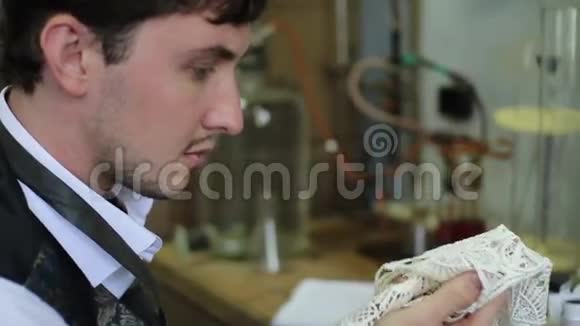 男人呼吸着心爱的手帕的味道视频的预览图