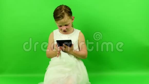 女孩使用电子阅读器小女孩在色度键背景视频的预览图