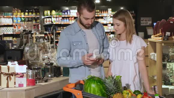 夫妇在超市里选择茶视频的预览图