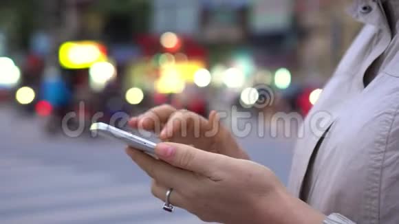 背景上轻快的路越南在城市中使用智能手机的亲密女性视频的预览图