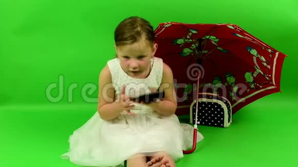 女孩拿着计算器小女孩在色度键背景视频的预览图