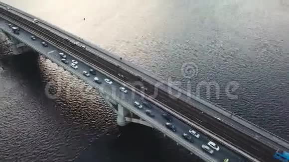 乌克兰基辅地铁桥的鸟瞰图交通繁忙加速视频的预览图