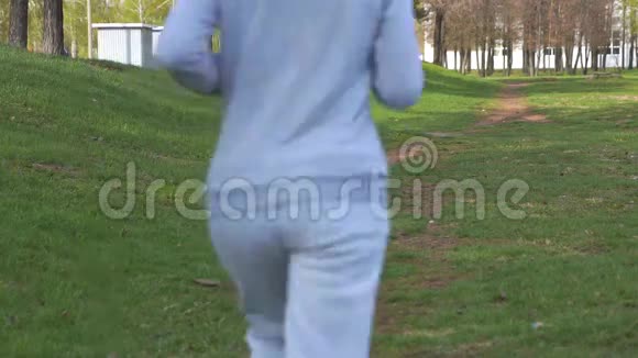 女人跑在公园里户外运动时的美丽运动健身模型视频的预览图