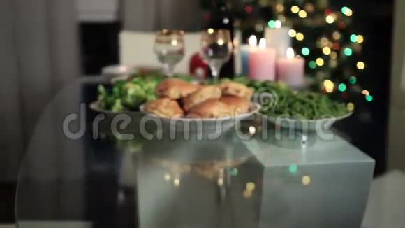 在圣诞桌上端着一碗沙拉的女人视频的预览图