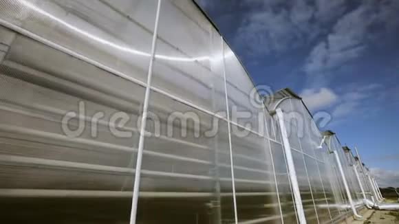 大温室有玻璃墙基础山墙屋顶花园床种植蔬菜的园艺温室视频的预览图