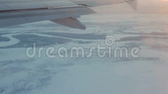 北极海岸上空的飞机飞行视频的预览图