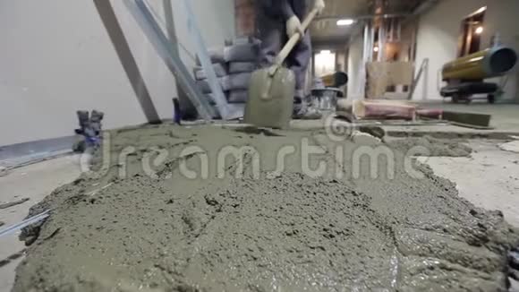 工厂工人使用铲子视频的预览图