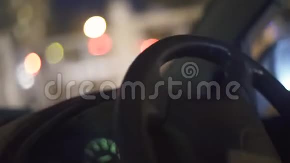 一个女人晚上在城市里开她的现代汽车视频的预览图