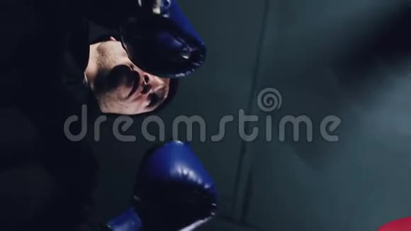 一种混合武术运动员影子拳的轮廓低镜头视频的预览图