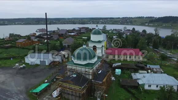 俄罗斯Staroutkinsk新木教堂的建造视频的预览图