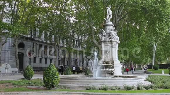 马德里公园的喷泉视频的预览图
