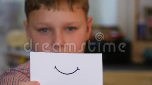 男孩脸上挂着微笑视频的预览图