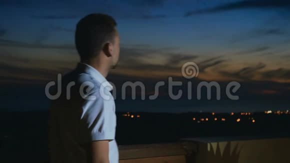 英俊的男人从屋顶欣赏风景视频的预览图