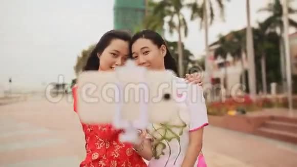 两个穿着国服的越南女孩用手机自拍视频的预览图