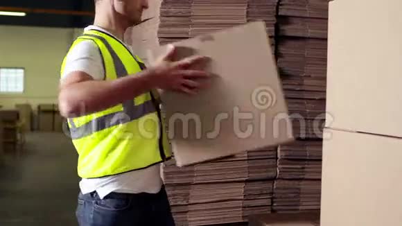 仓库工人堆放纸板箱视频的预览图