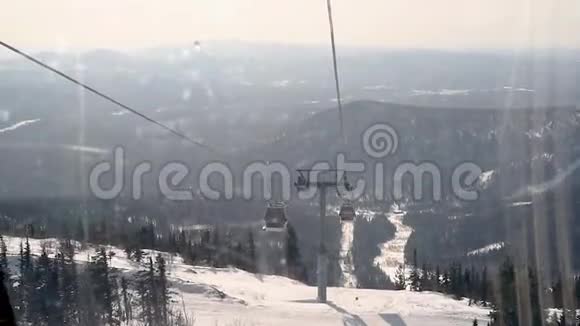 在滑雪场操作各种升降装置视频的预览图