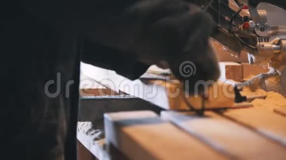 细木工工在圆锯锯木前制作木板视频的预览图