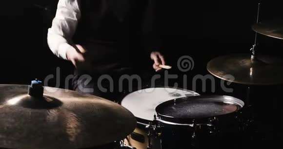 鼓手演奏鼓包鼓手手轴与鼓棒在岩石上关闭鼓手演奏鼓板视频的预览图