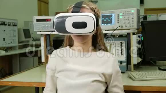在大学物理实验室里戴虚拟现实眼镜的年轻女学生她考虑了3D模型视频的预览图