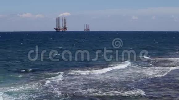海上石油钻井平台从岸上看到视频的预览图