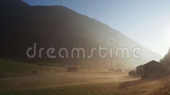 日出降落在阿尔卑斯山空气中充满水分视频的预览图