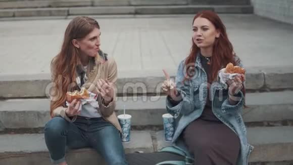 两个女朋友在户外吃汉堡包20岁视频的预览图
