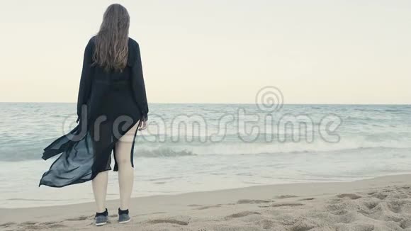 穿着黑色长条围巾的女人走在背包上视频的预览图