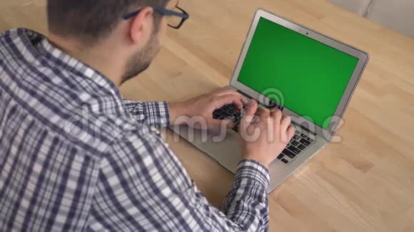年轻人使用电脑后视视频的预览图