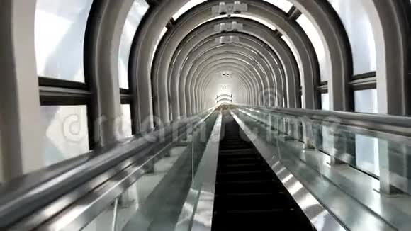 乌梅达天空大厦的自动扶梯视频的预览图