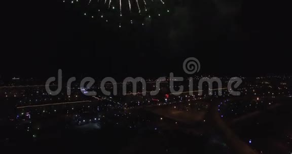 在城市上空的夜空中敬礼视频的预览图
