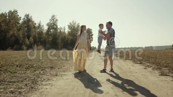 一家人一起散步年轻的父亲去接他的小儿子视频的预览图
