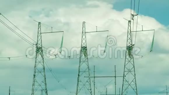 在移动云层的背景下有几个电力线支架视频的预览图