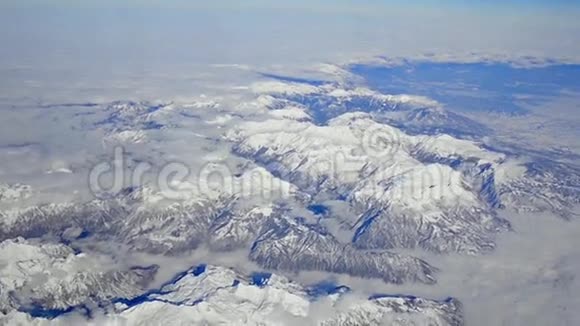 飞越欧洲阿尔卑斯山白雪覆盖的山脉视频的预览图