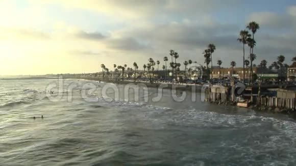 波浪在日落时撞击热带海滨视频的预览图