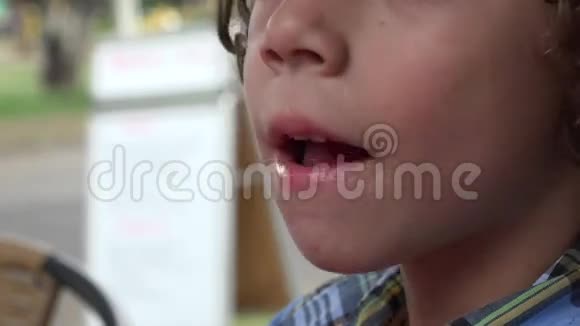 小男孩吃冰棒视频的预览图