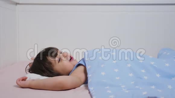 两岁的小男孩躺在床上视频的预览图