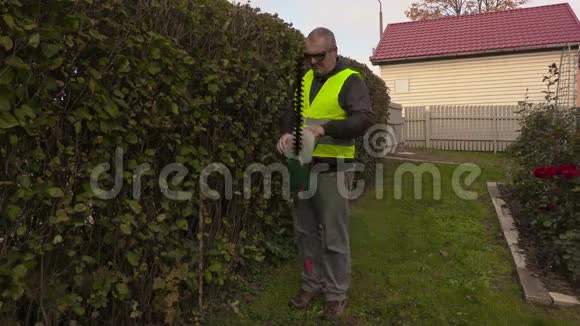 园林工人检查灌木树篱视频的预览图