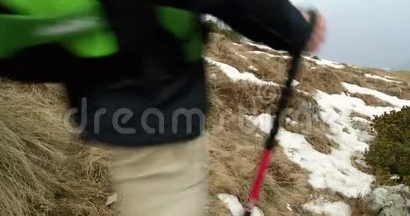 徒步旅行者背着背包走在雪地小径上后面跟着真正的背包客成人徒步旅行或徒步旅行视频的预览图