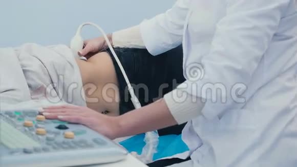 医生在超声检查中发现了女孩的胃视频的预览图