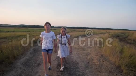 少女们晚上在田里沿路奔跑慢动作视频的预览图