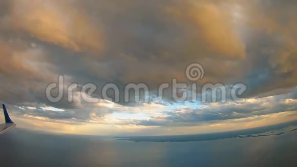 从飞机上看到天空从云层中发出光线视频的预览图