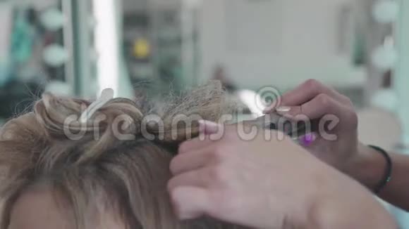 长头发的女人理发师她的双手合拢视频的预览图
