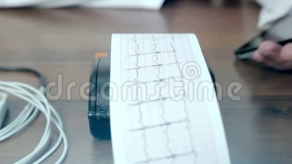医生在心电图打印机的特写上打印视频的预览图