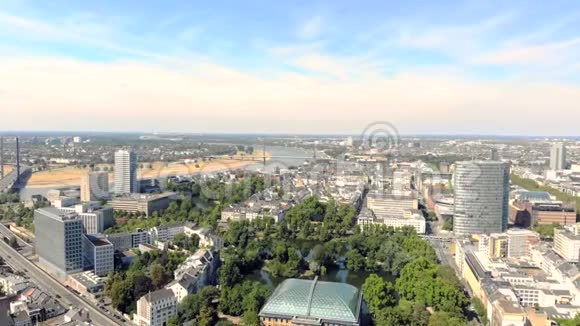 德国杜塞尔多夫航空景观在城市上空飞行视频的预览图