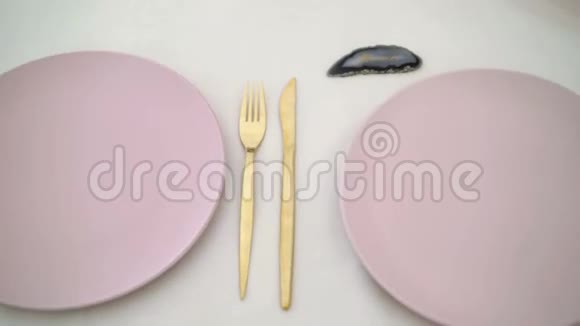 粉色盘子和金色刀叉视频的预览图