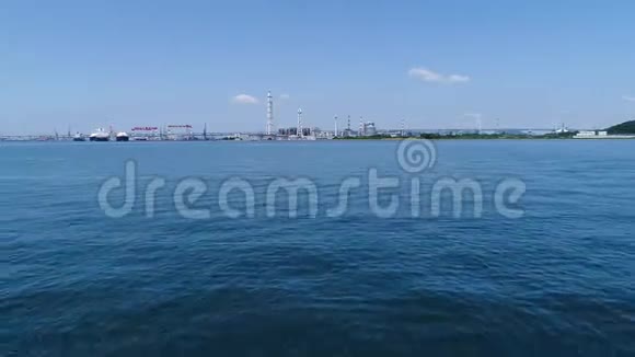 工业精炼厂工业区的空中景观视频的预览图