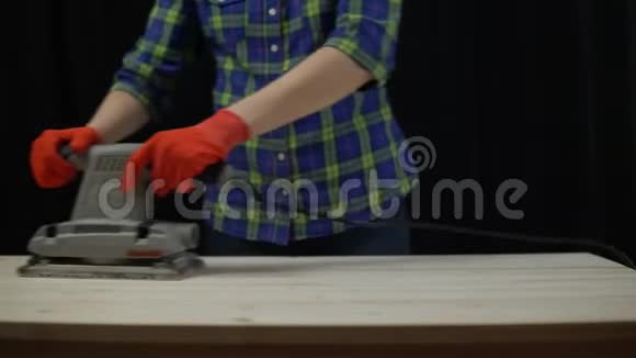 搭建木桌的过程木工打磨台面视频的预览图