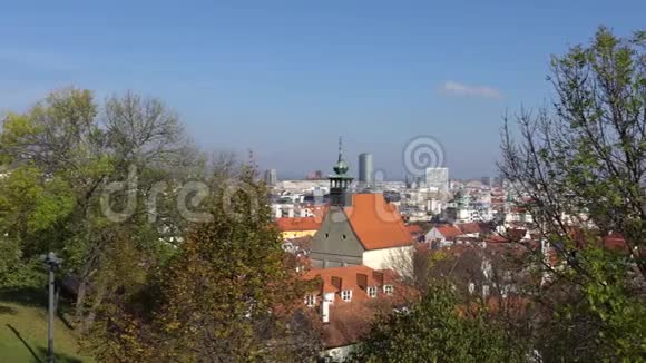 布拉迪斯拉发全景与多瑙河和城堡建筑斯洛伐克斯洛伐克布拉迪斯拉发的鸟瞰图时间视频的预览图